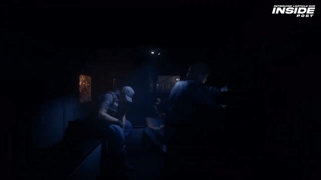 Plongez dans la Campagne Call of Duty Black Ops 6 avec ce nouveau trailer - image Scène extraite du trailer de la mission Most Wanted de la campagne Call of Duty Black Ops 6 . 3 personnages sont dans un van, la lumière est sombre, on voit un badge de police. Un homme est dos à la caméra, un second regarde le sol, le troisième a le visage caché dans l'ombre.