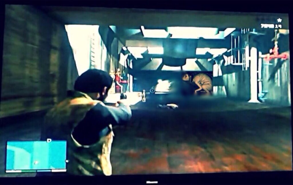 GTA 6 peut concrétiser un mythe creepy de GTA 4 - image Photo d'un téléviseur montrant les couloirs du métro de GTA 4 avec un énorme monstre sensé être Ratman. Image considérée comme un hoax.