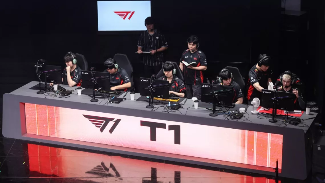 Worlds 2024 : T1 échoue face à HLE et manque sa qualification directe - image Photo tirée du match T1 vs HLE qui aurait pu qualifier les T1 aux Worlds 2024 de League of Legends. On voit l'équipe T1 entrain de jouer