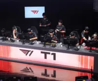 Photo tirée du match T1 vs HLE qui aurait pu qualifier les T1 aux Worlds 2024 de League of Legends. On voit l'équipe T1 entrain de jouer