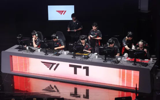 Worlds 2024 : T1 échoue face à HLE et manque sa qualification directe - image Photo tirée du match T1 vs HLE qui aurait pu qualifier les T1 aux Worlds 2024 de League of Legends. On voit l'équipe T1 entrain de jouer