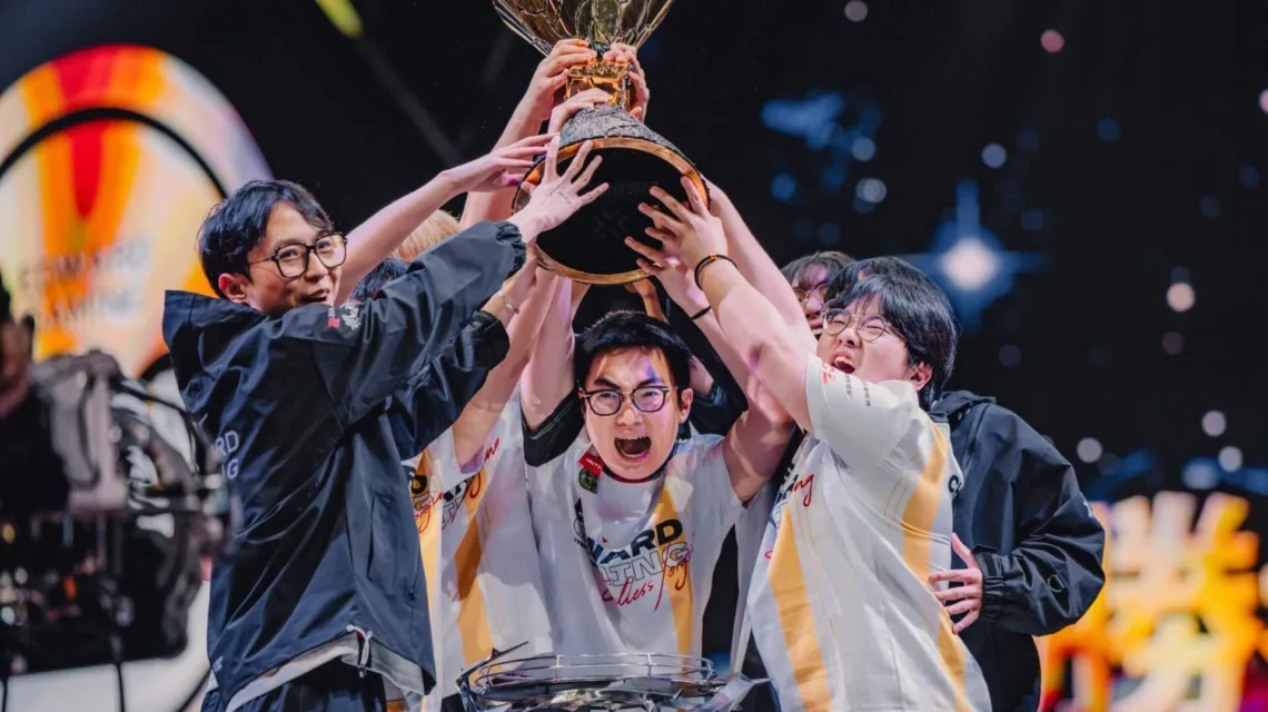 Edward Gaming : Le Triomphe Historique des Champions Valorant 2024 - image Photo de l'équipe Edward Gaming soulevant le trophée des Valorant Champions 2024