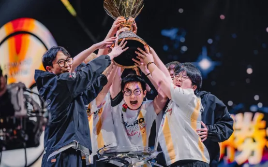 Edward Gaming : Le Triomphe Historique des Champions Valorant 2024 - image Photo de l'équipe Edward Gaming soulevant le trophée des Valorant Champions 2024